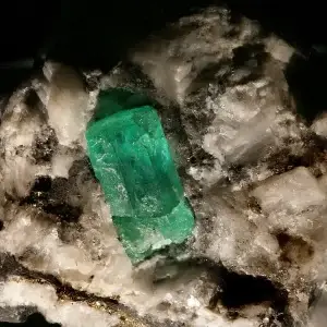 Green emerald gemstone, available to set into your piece at Bintang Kuta Jewelry Workshop